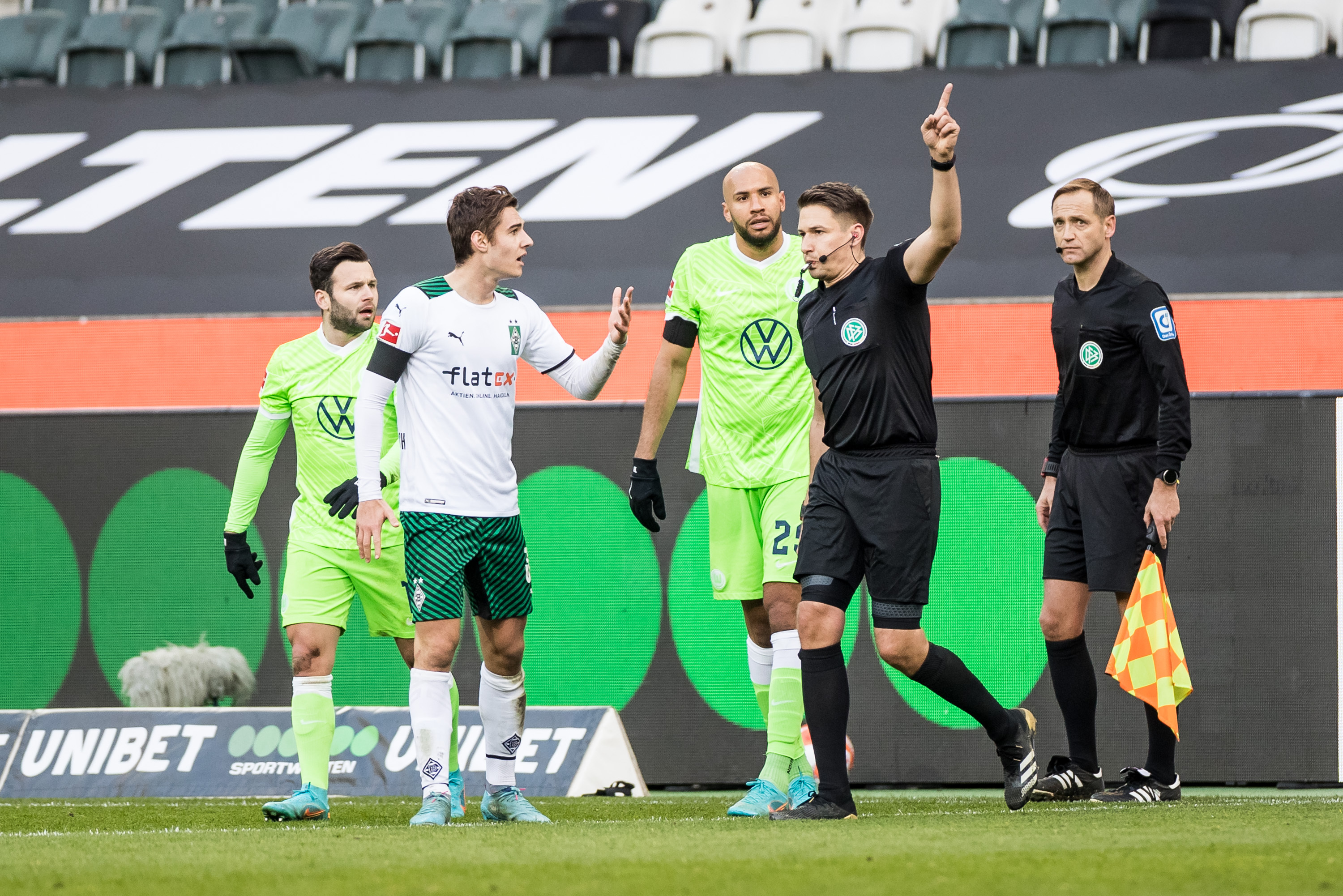 Auch in der Fußball-Bundesliga wird der Maichinger Schiedrichter Tobias Reichel häufiger von Spielern und Funktionären bedrängt. Bild: Eibner-Pressefoto