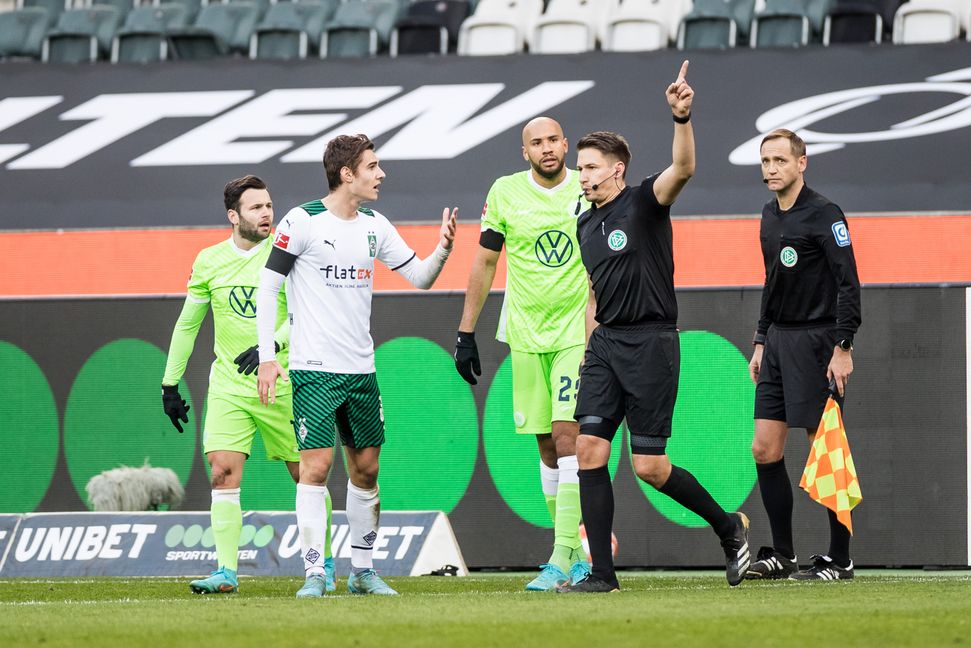 Auch in der Fußball-Bundesliga wird der Maichinger Schiedrichter Tobias Reichel häufiger von Spielern und Funktionären bedrängt. Bild: Eibner-Pressefoto
