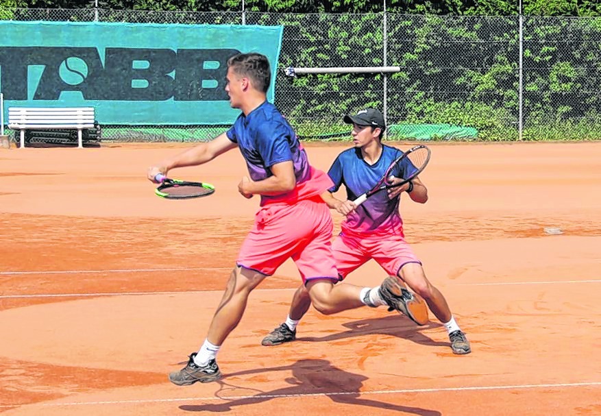 Die Böblinger Tim Stierle (vorne) und Luca Eble wehrten sich tapfer, verloren ihr Doppel aber mit 4:6 und 6:7.  Bild: Oberdorfer