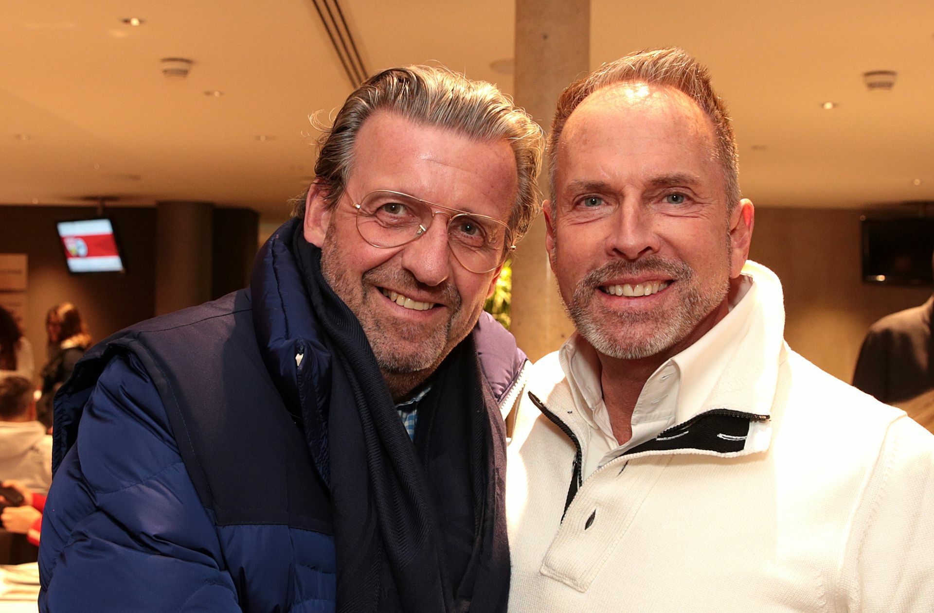 Dieses Foto, entstanden Anfang März 2020 in der VIP-Lounge des VfB Stuttgart, führte dazu, dass sich Stefan Wolf (rechts) und Kevin Tarte als frisch Verliebte outeten. Foto: Wolfgang List