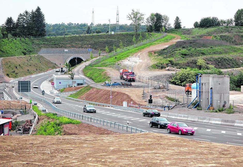 Statt durch den Ort fließt ein Großteil des Verkehrs nun durch den Darmsheimer Tunnel. Bild: Groß