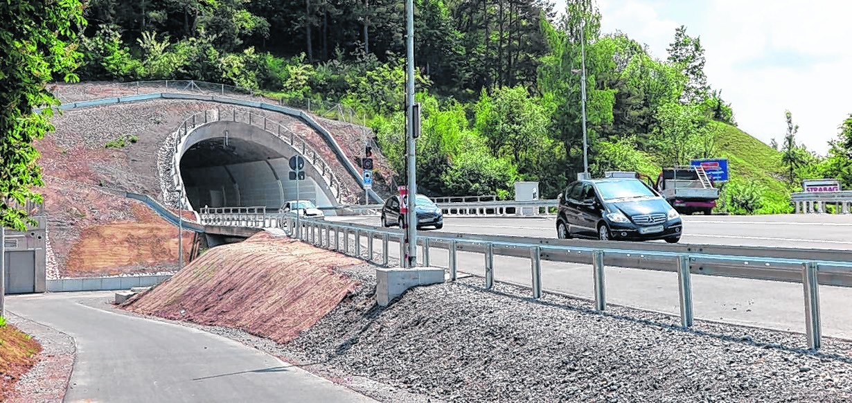 Der Radweg verläuft auf Höhe des Tunnels unterhalb der Fahrbahn. Bild: Groß