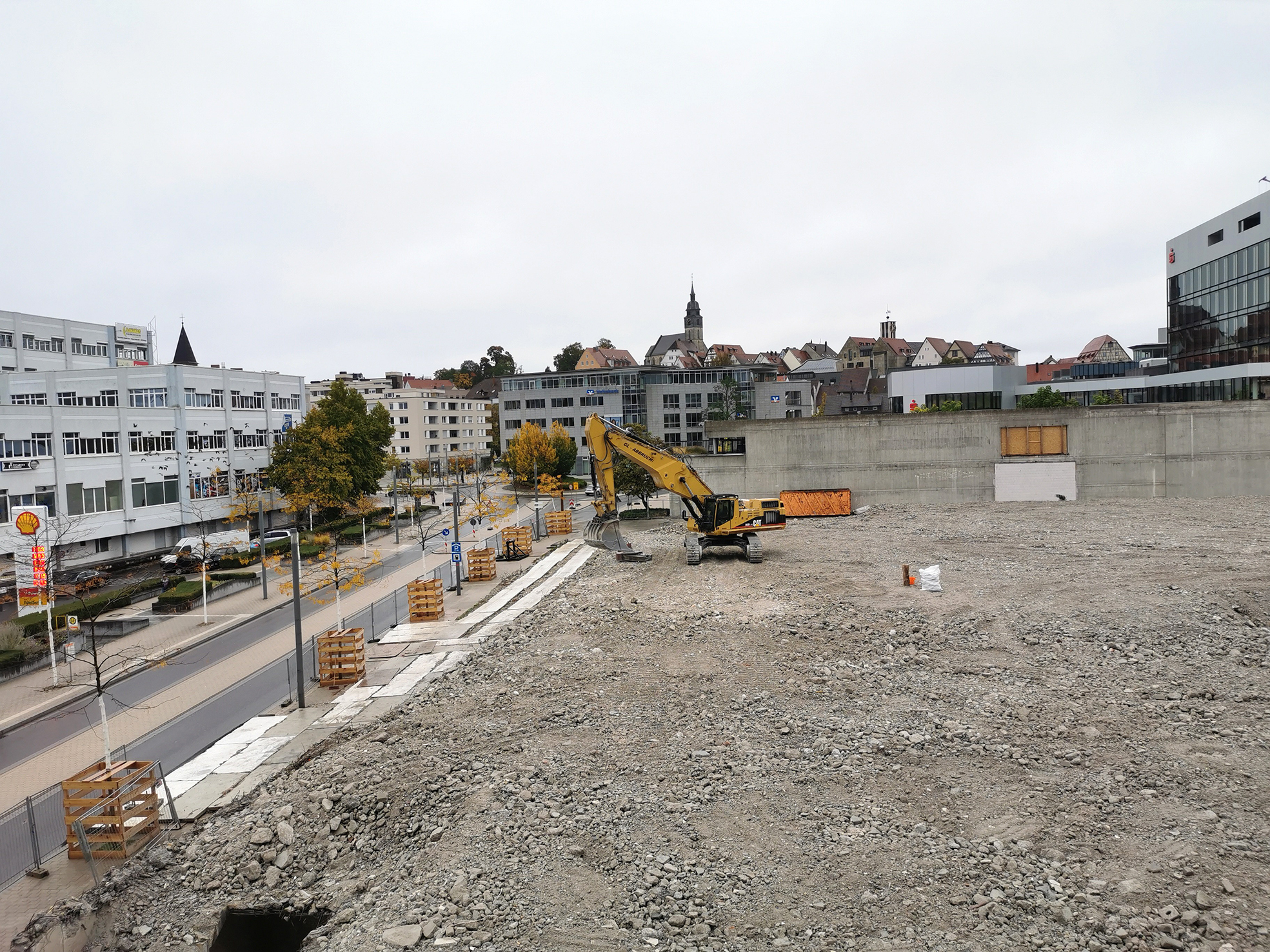 Von seiner Arztpraxis in der Ara-Passage aus genießt Dr. Philipp Brodbeck die ungewohnte Aussicht auf den Schlossberg. Bild: Hamann