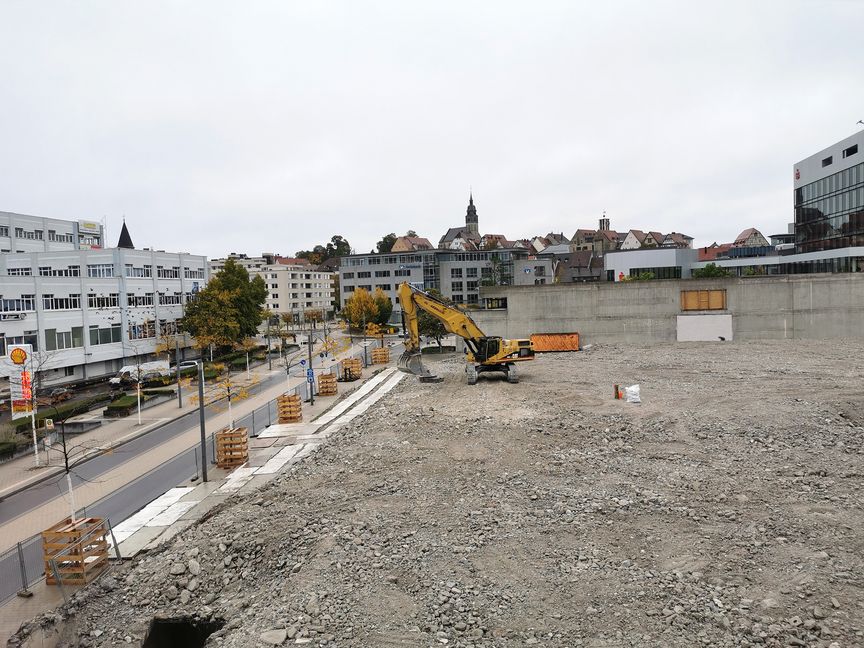 Von seiner Arztpraxis in der Ara-Passage aus genießt Dr. Philipp Brodbeck die ungewohnte Aussicht auf den Schlossberg. Bild: Hamann