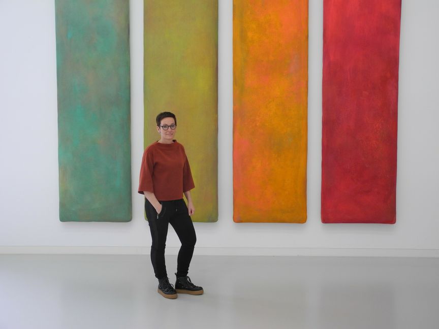 Christine Klenk, Kunstvermittlerin im Schauwerk, ist begeistert von der Farbwirkung von Gotthard Graubners Kissenbildern. Bild: Volkmann