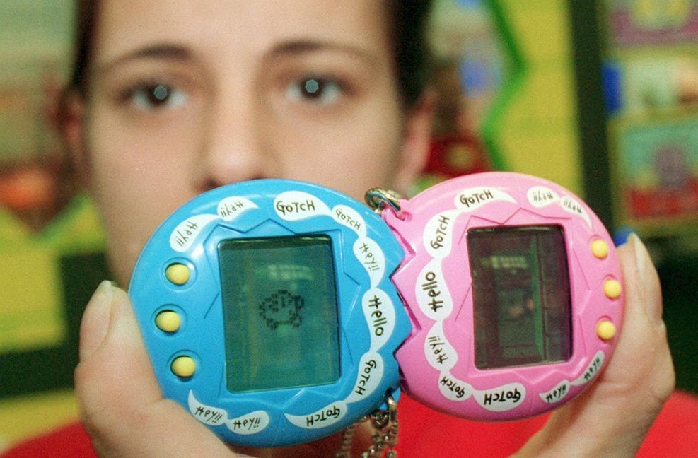 Ein „männliches“ und ein „weibliches“ Tamagotchi, wie es im Jahre 1998 auf der Spielwarenmesse in Nürnberg vorgestellt wurde.
Foto: dpa/Claus Felix