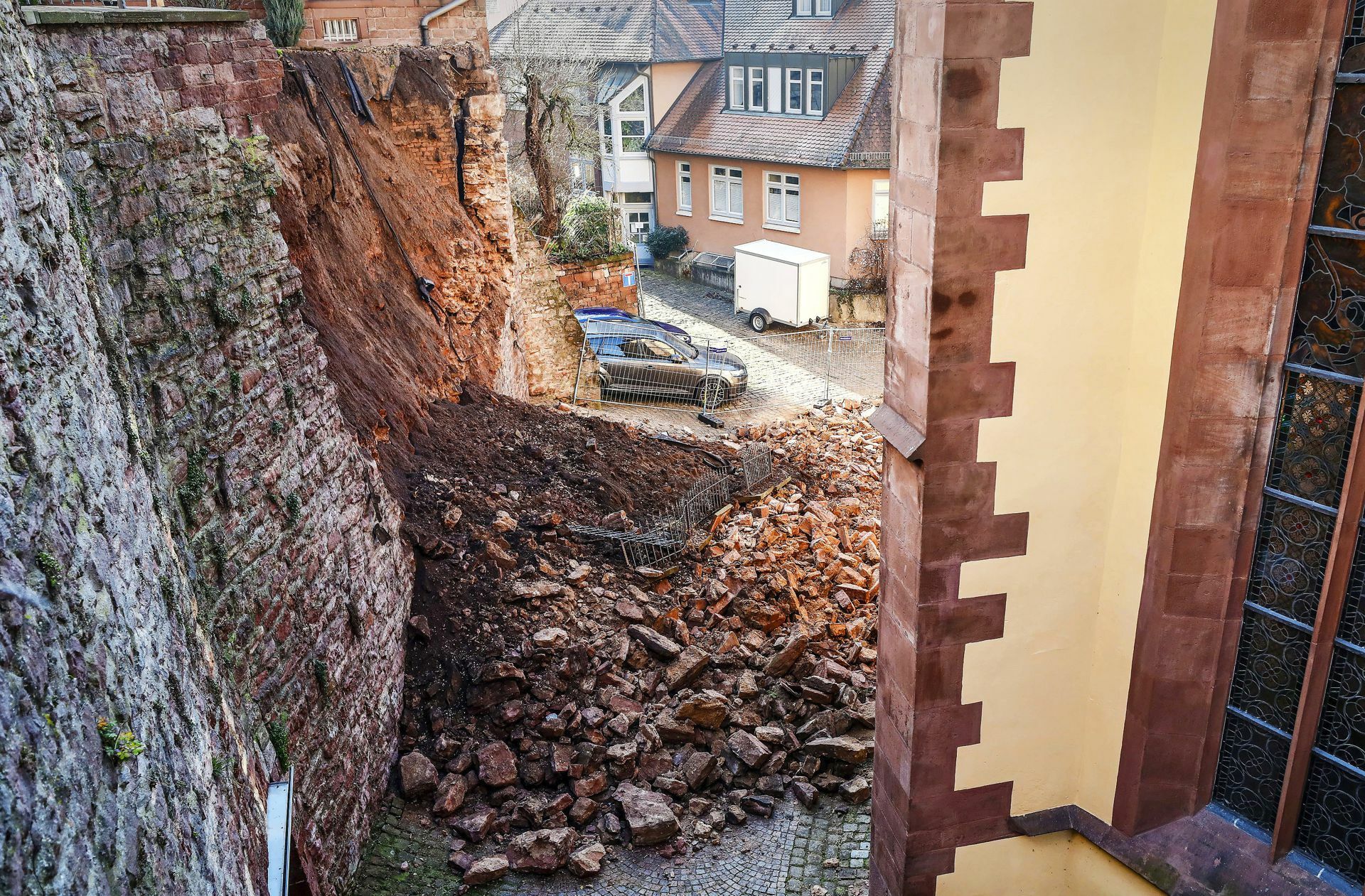 Nur durch Glück ist niemand bei dem Sturz der Mauer verletzt worden.