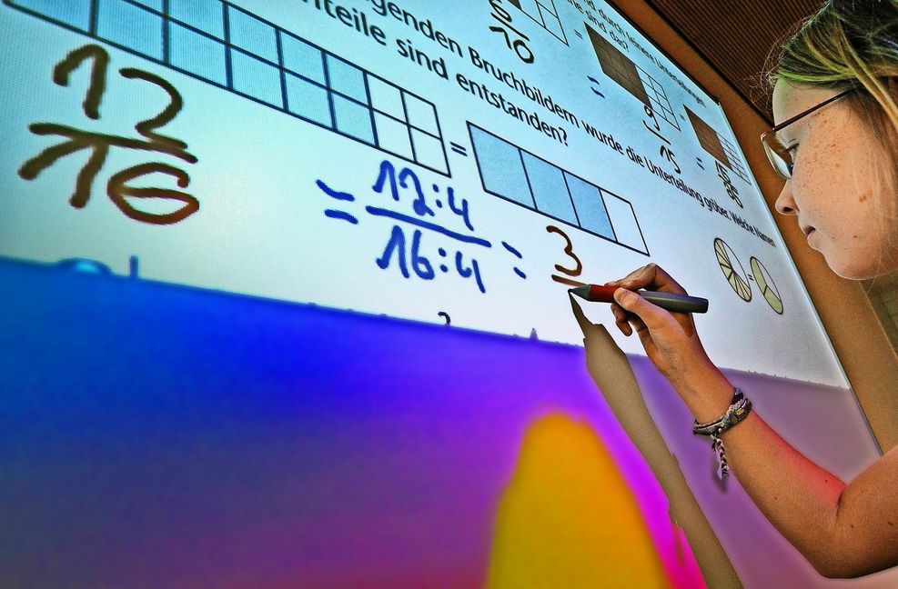 Schüler rechnen am Whiteboard.