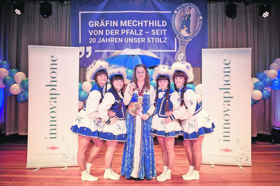Die amtierende Mechthild Jenny Großschmidt und einige Tänzerinnen der Prinzengarde feierten mit Blau-Weiß Sindelfingen. Bild: z