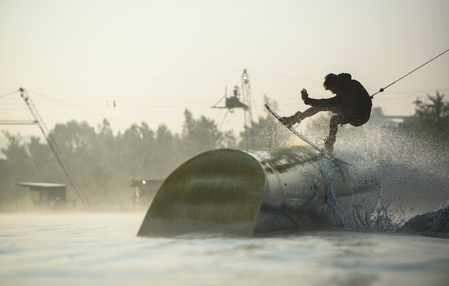 Nicht nur Könner kommen in Thannhausen beim „Turncable-Wakepark“ auf ihre Kosten. Die Anlage bietet Freizeitspaß für die ganze Familie. Bild: – z –