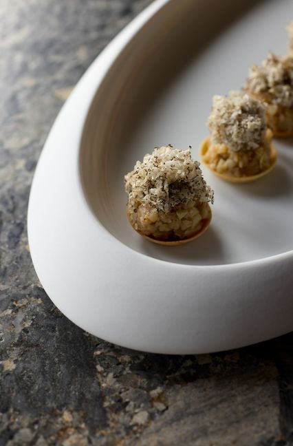 Hering denkt schon von Beginn an groß. Sie will schon immer lieber „Prada statt Birkenstock tragen”, denkt eher an große internationale Designmessen als an Töpfermärkte.