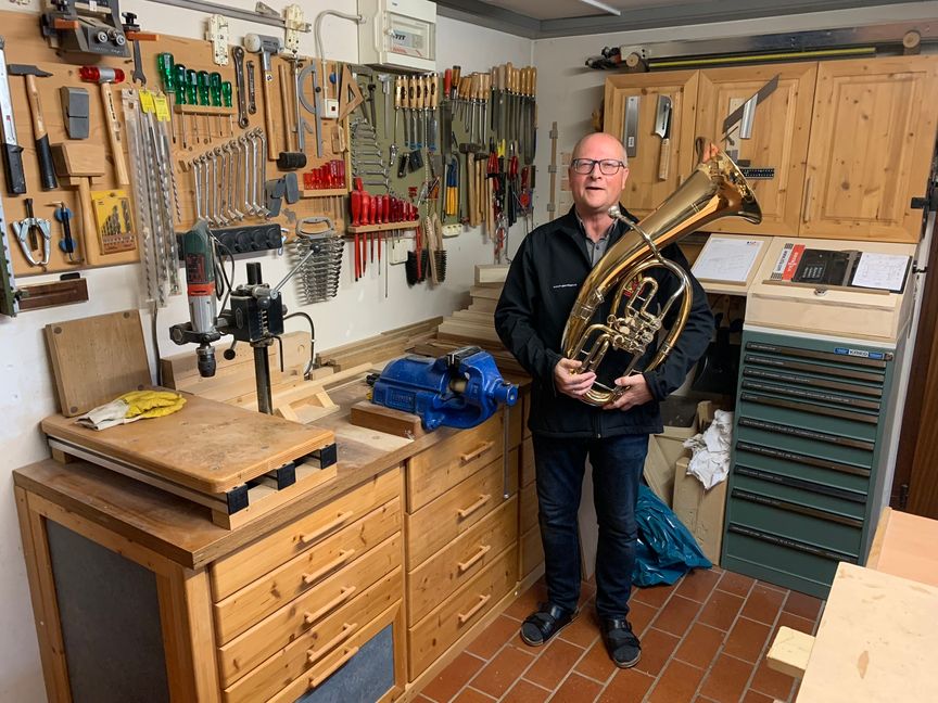 Thomas Hiesinger in seiner Werkstatt. Bild: Holzapfel