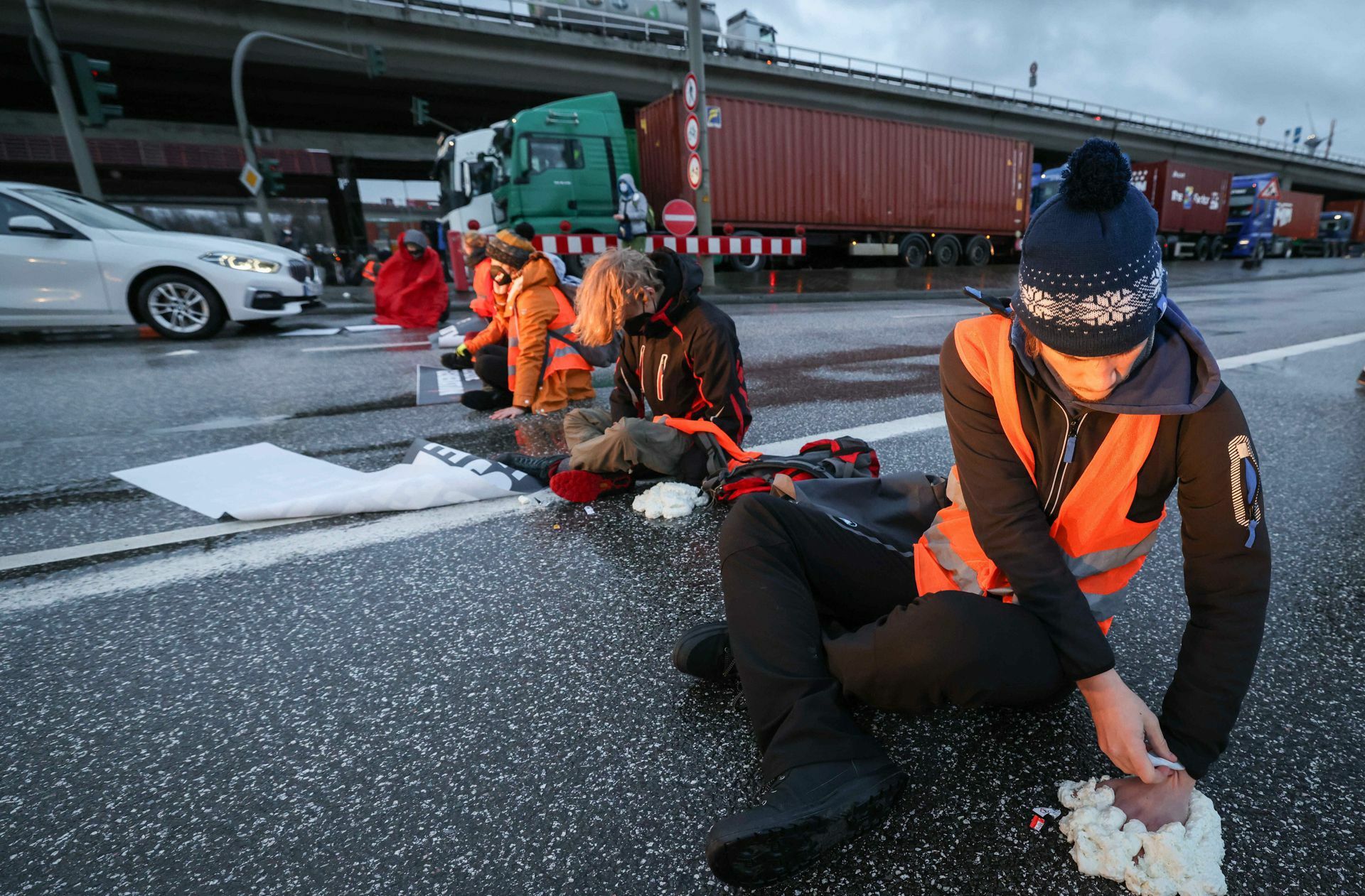 Es tangiert nicht nur Rechtsfragen, wenn sich Menschen auf Straßen kleben, sondern genauso, wenn Politik Gesetze nicht umsetzt.