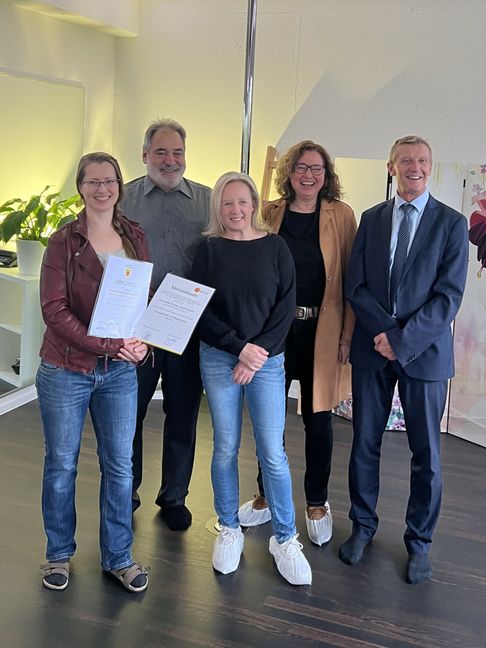 Sybille Nehring, Thomas Römer, Michaela Dinkelacker, Christine Koppenhöfer und Nufringens Bürgermeister Ingolf Welte (von links). Bild: z