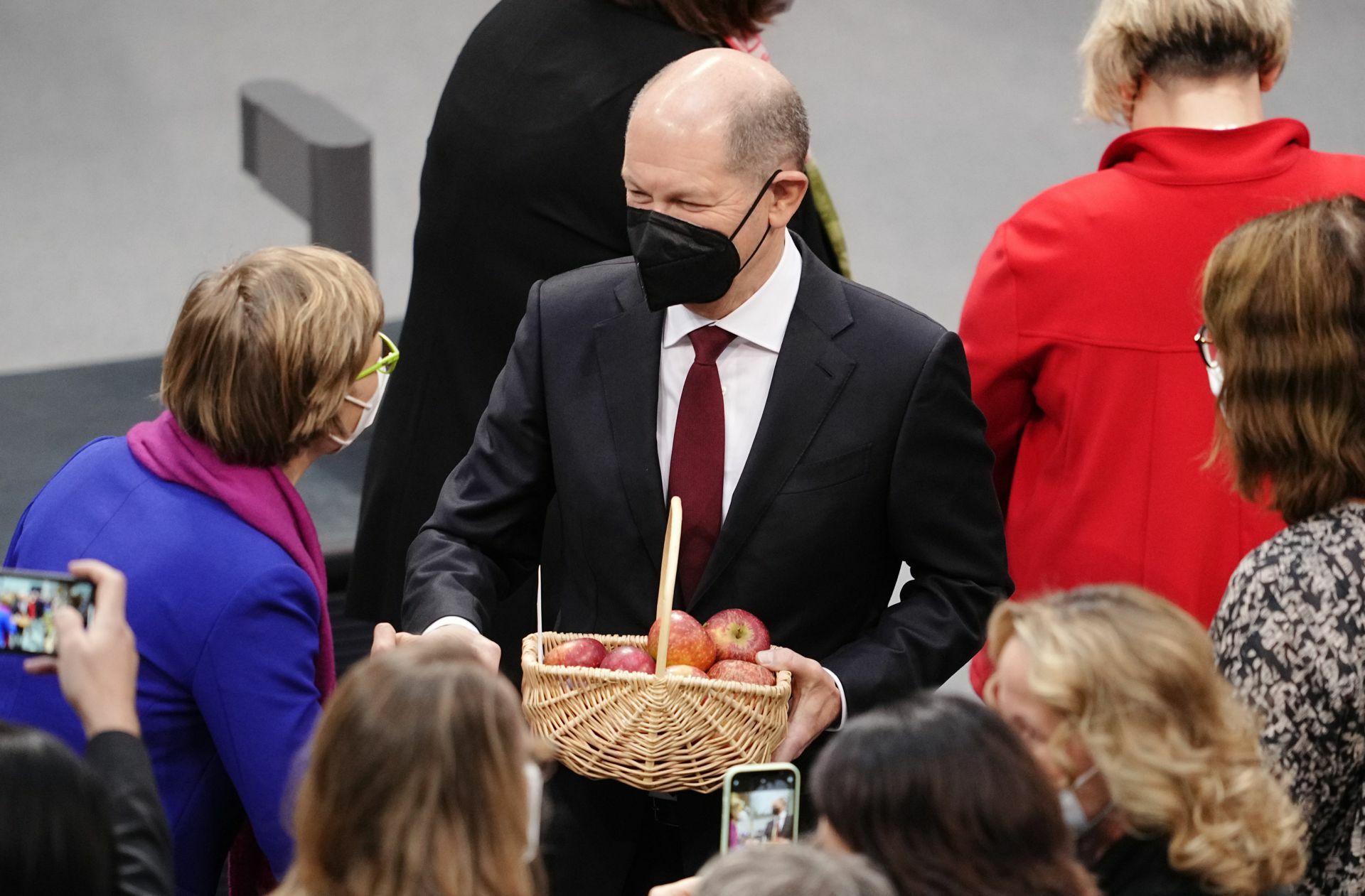 Süßes oder Saures? – Abgeordnete schenken Bundeskanzler Olaf Scholz Äpfel zu seiner Wahl durch den Bundestag.
 Foto: dpa/Kay Nietfeld