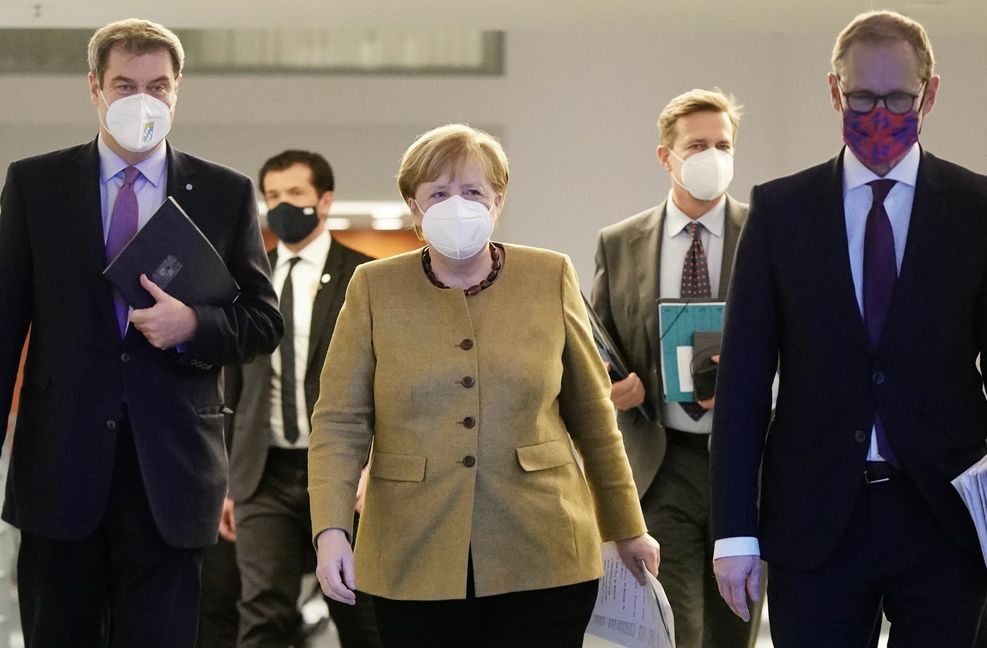 Kanzlerin und Ministerpräsidenten (Söder, Merkel, Müller – vorne von links): der nächste Krisengipfel kommt früher als geplant.  Foto: AFP/MICHAEL KAPPELER