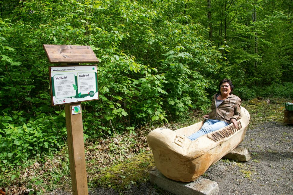 Doris Leddin freut sich, dass ihre Idee eines Waldbadepfads in Sindelfingen umgesetzt wurde. Bilder: Dettenmeyer