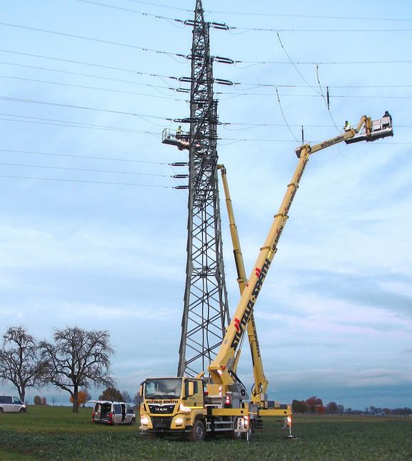 An dem Strommast wird gearbeitet.
 Foto: Kost