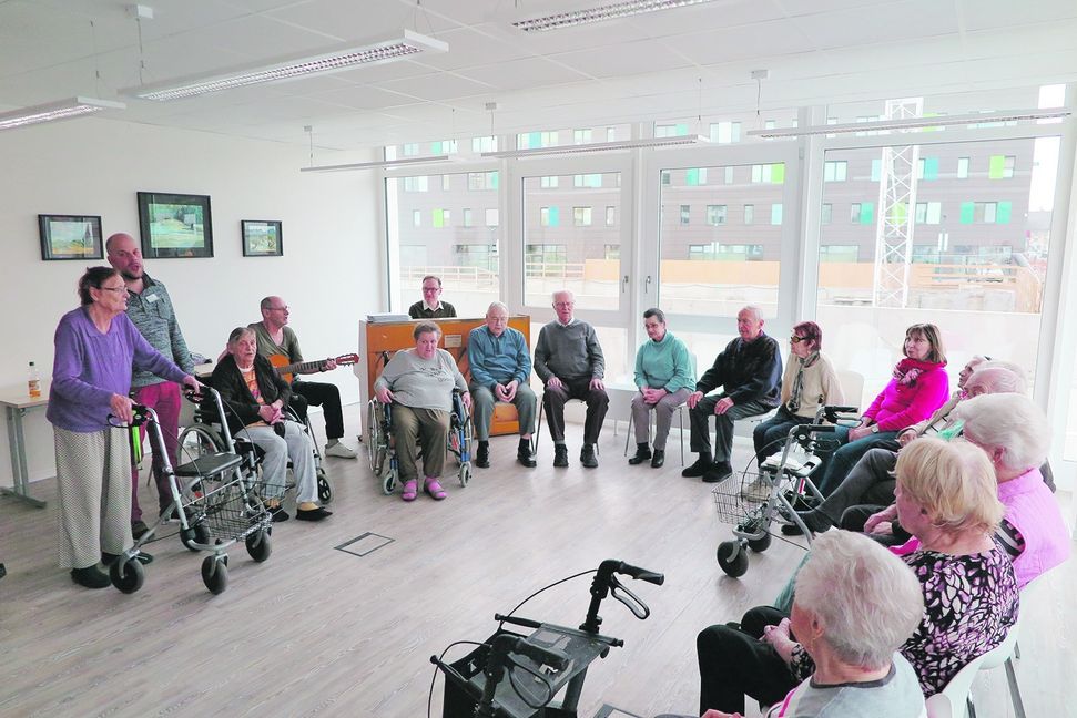 Clemens König am Klavier musiziert mit den Flugfeld-Lerchen. Bild: Groß