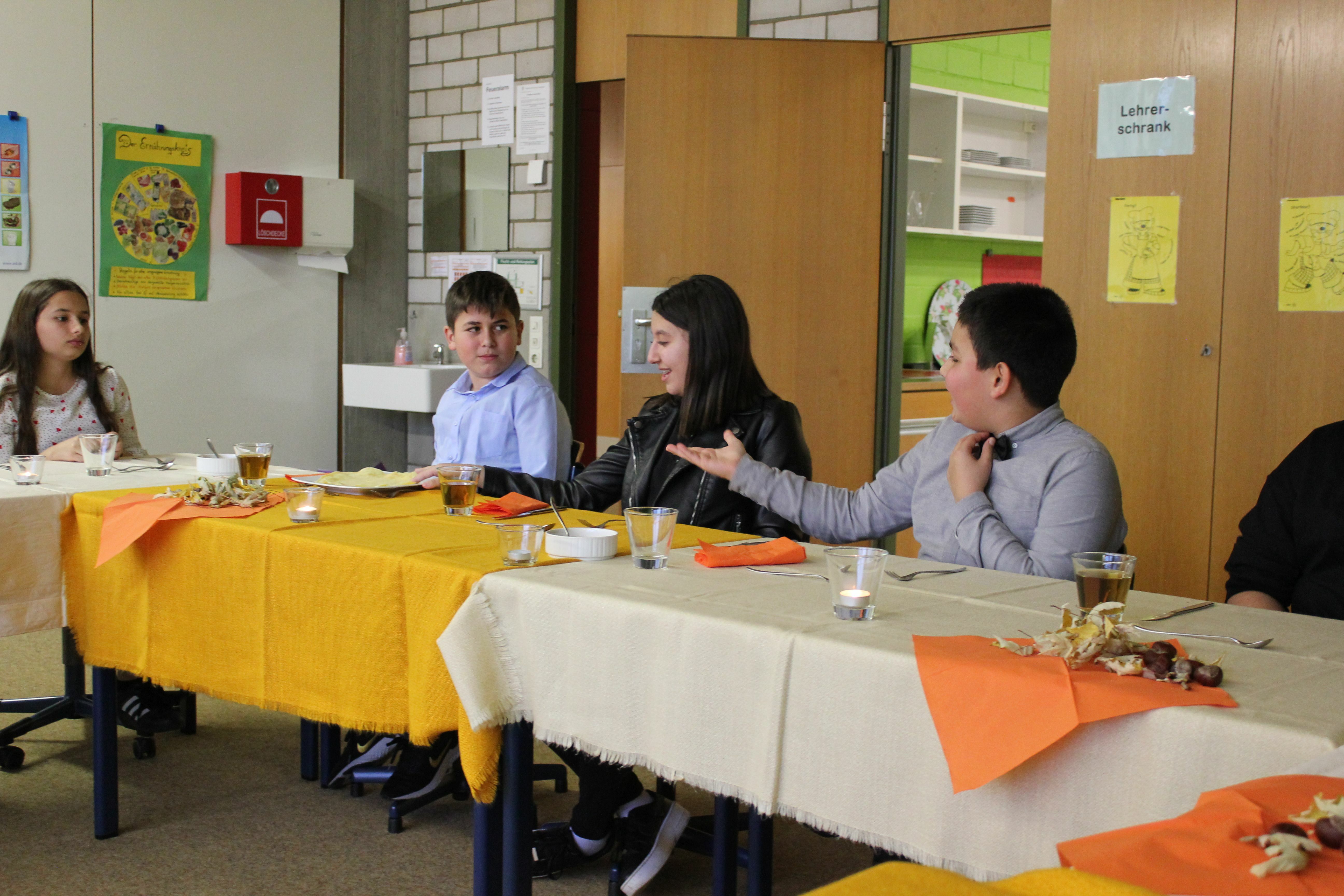 Knigge-Kurs an der Realschule am Goldberg (von links): Zehra Özdemir, Eren Erdogan, Alara Erdogan und Fatih Bayazit beim Dinner.                      Bild: z