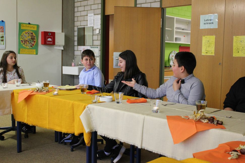 Knigge-Kurs an der Realschule am Goldberg (von links): Zehra Özdemir, Eren Erdogan, Alara Erdogan und Fatih Bayazit beim Dinner.                      Bild: z