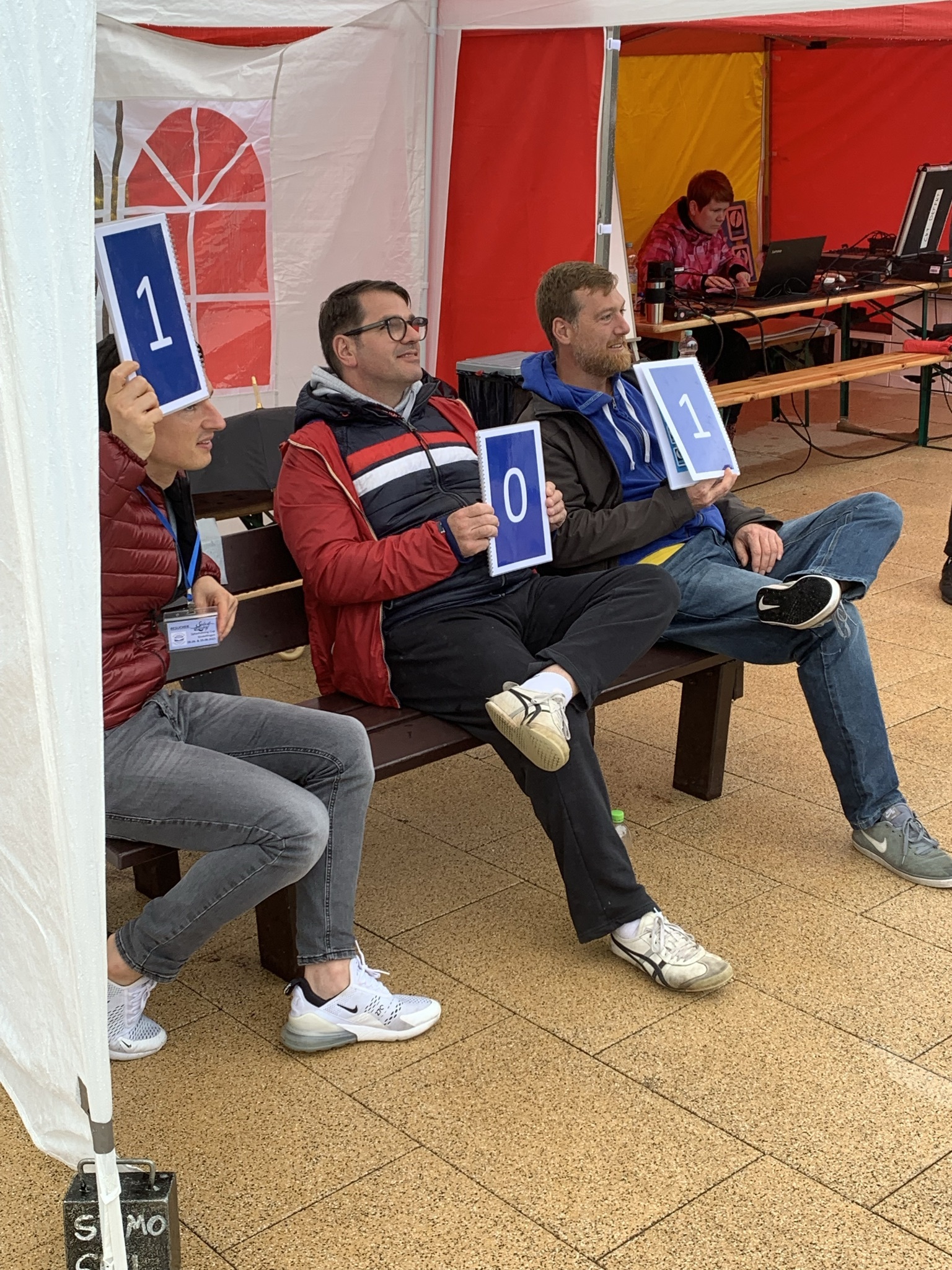 Von Nationaltrainer Oliver Schill (Mitte) gibt's auch mal die glatte Null. Bild: Holzapfel