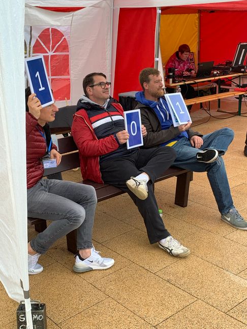 Von Nationaltrainer Oliver Schill (Mitte) gibt's auch mal die glatte Null. Bild: Holzapfel