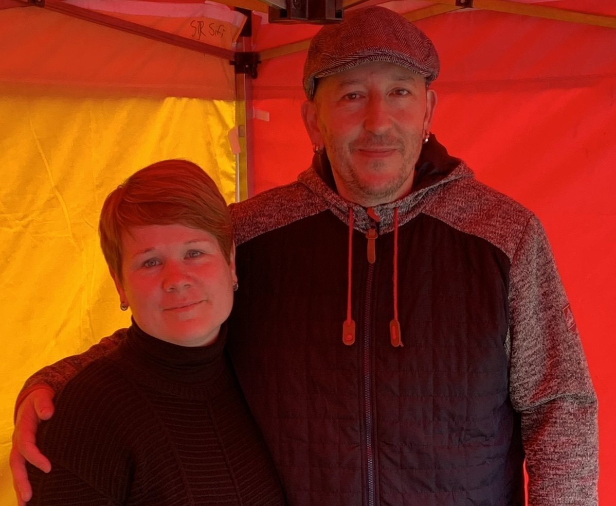 Christian Carli und Ehefrau Mandy bei der Turnierleitung. Bild: Holzapfel