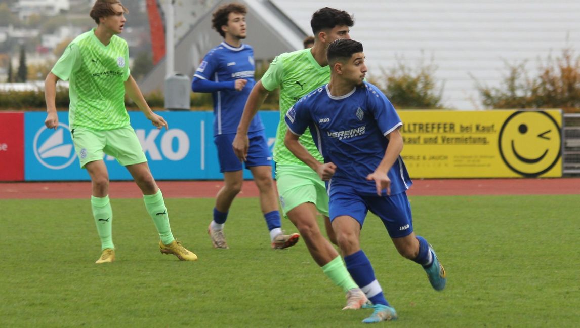 Angelo Di Stefano (vorne) erwartet den Ball. Der 18-jährige Sindelfinger ist sehr antrittsschnell. Bild: Oberdorfer