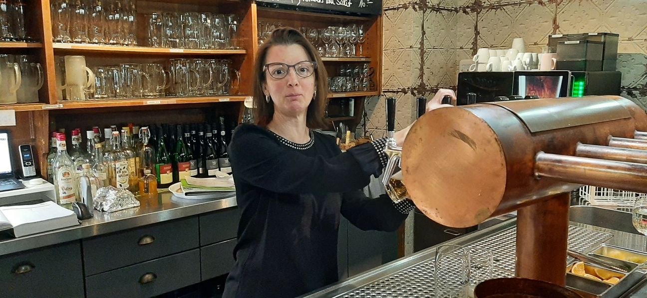 Auch im Böblinger Platzhirsch ist Personal knapp. Monika Jordan, die zusammen mit ihrem Mann das Restaurant betreibt, sucht händeringend Mitarbeiter. Bild: Elbers