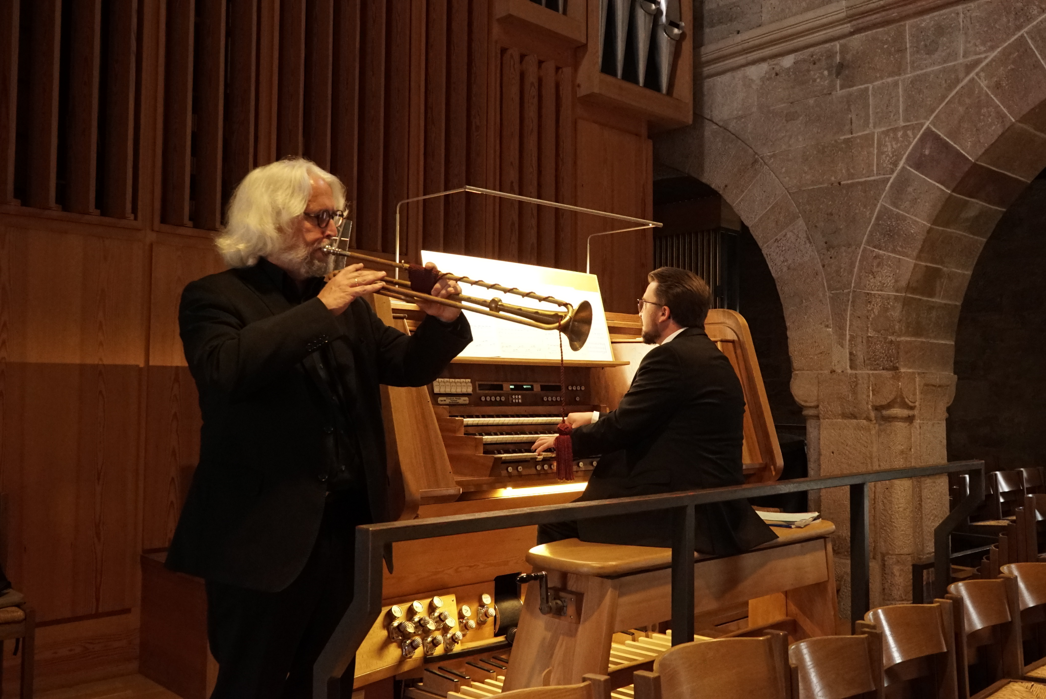 Ferdinand Kübler (Trompete) und Organist Leonhard Völlm in der Sindelfinger Martinskirche. Bild: Heiden
