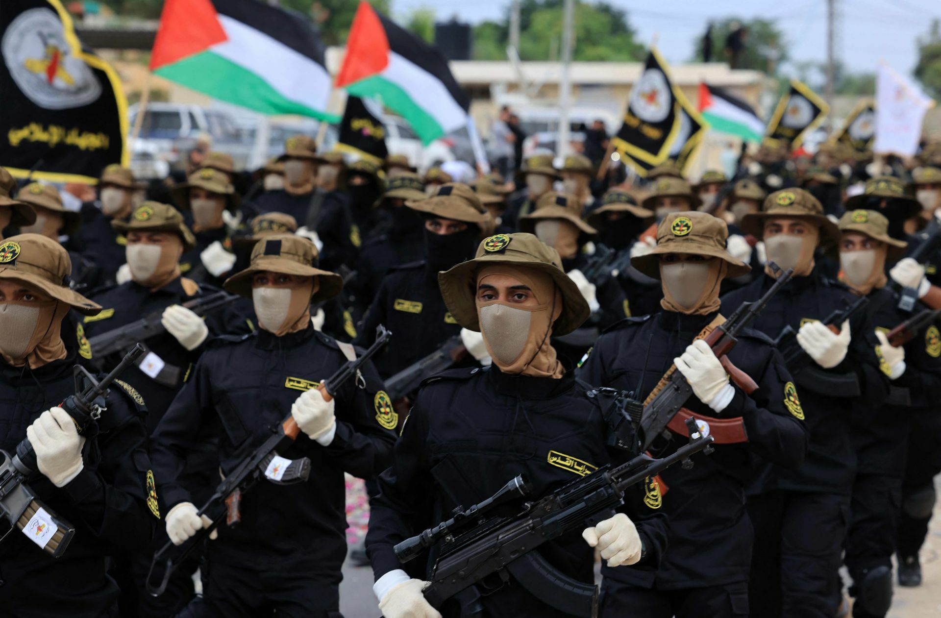 Parade von militanten Kämpfern in Gaza
