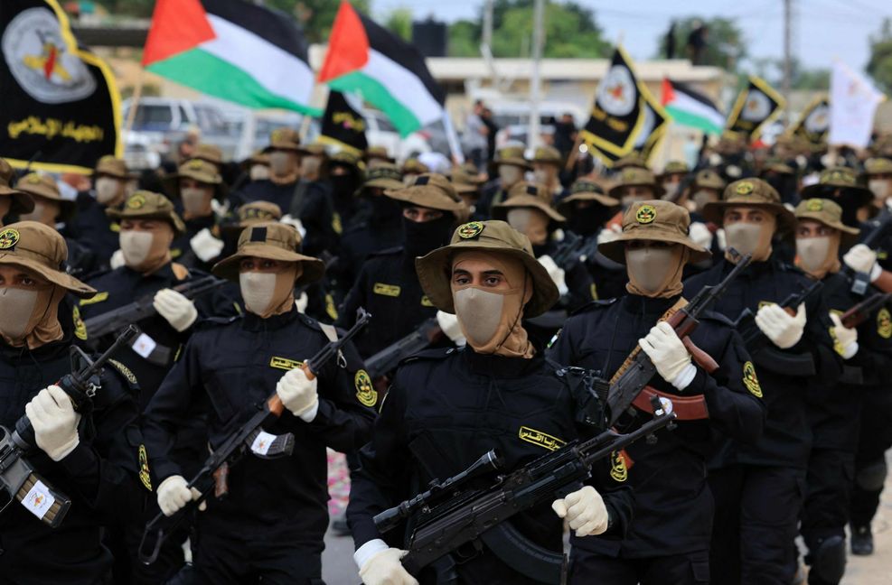 Parade von militanten Kämpfern in Gaza