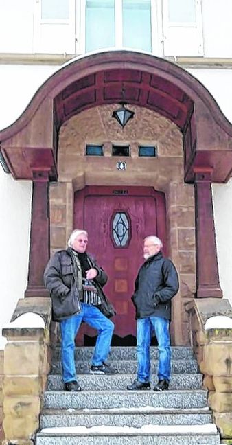 Klaus Philippscheck (links) und Horst Weber wollen die Diskussion über erhaltenswerte alte, aber auch über neue Architektur anregen. Bild: Schweiker