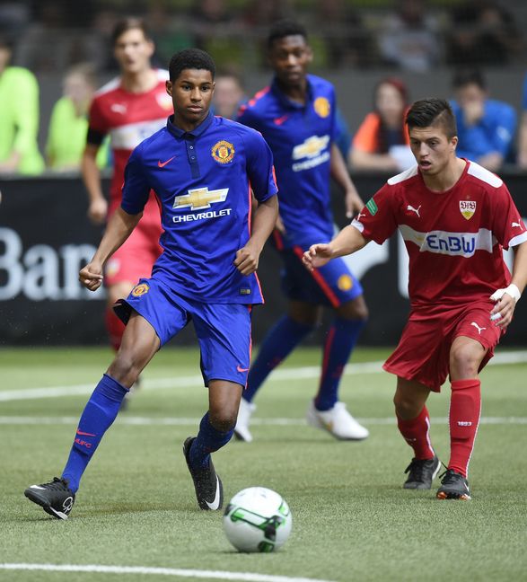 Marcus Rashford (links) einst beim Mercedes-Benz Junior Cup im Sindelfinger Glaspalast. Mit Manchester United gewann er das Turnier im Siebenmeterschießen gegen den VfB Stuttgart. Bild GES-Foto