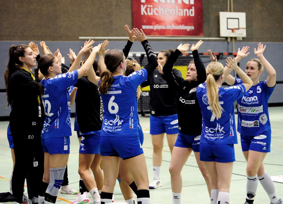Die Handballerinnen der HSG Böblingen/Sindelfingen freuen sich über den 30:28-Erfolg bei der SG Hofen/Hüttlingen. Bild: photostampe