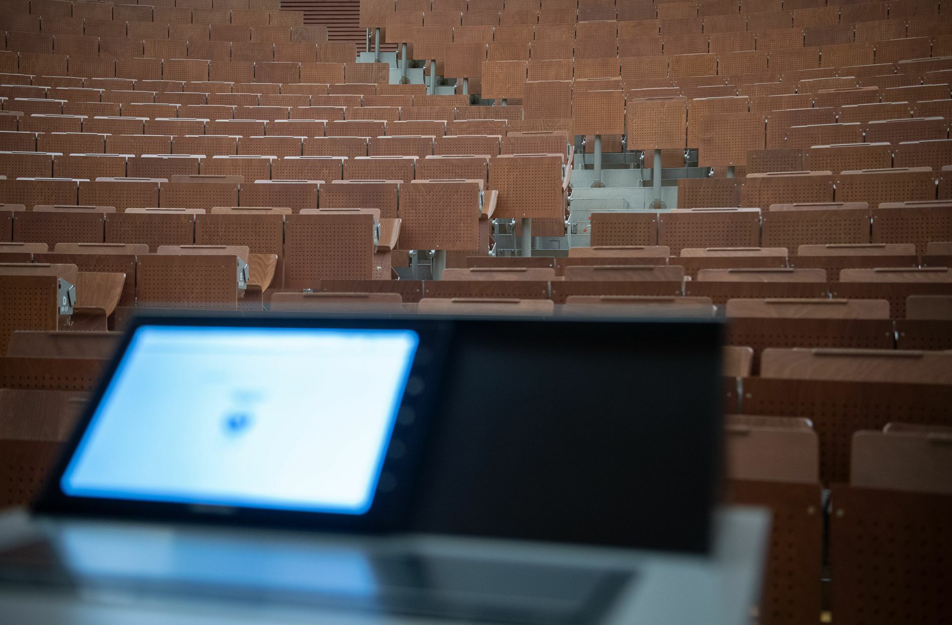 Die Hochschulen sind von Normalität noch weit entfernt – hier ein Hörsaal der Universität Stuttgart. Foto: dpa/Sebastian Gollnow