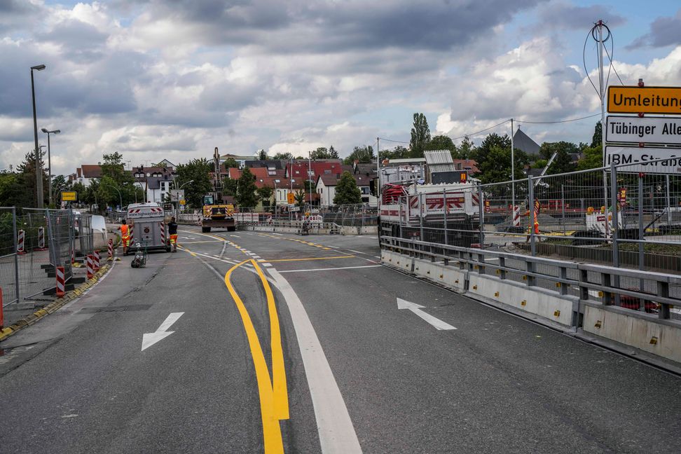 Auf der Brücke zwischen der Sindelfinger Straße und der Böblinger Straße ist nun die Fahrbahn verengt. Bild: Dettenmeyer