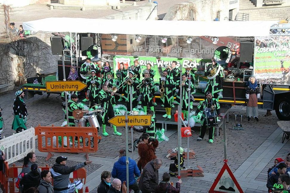 Von Anfang an sorgen die „Magics“ für die richtigen Rhythmen bei der Silvesterparty der SZ/BZ. Zum sechsten Mal hat die Partyband dem Publikum in der Böblinger Kongresshalle mit einer Mischung von Discofox bis Wiener Walzer, von Schlager bis aktuellem Hitparaden-Pop ordentlich eingeheizt.	(Bild: fotoknobi)