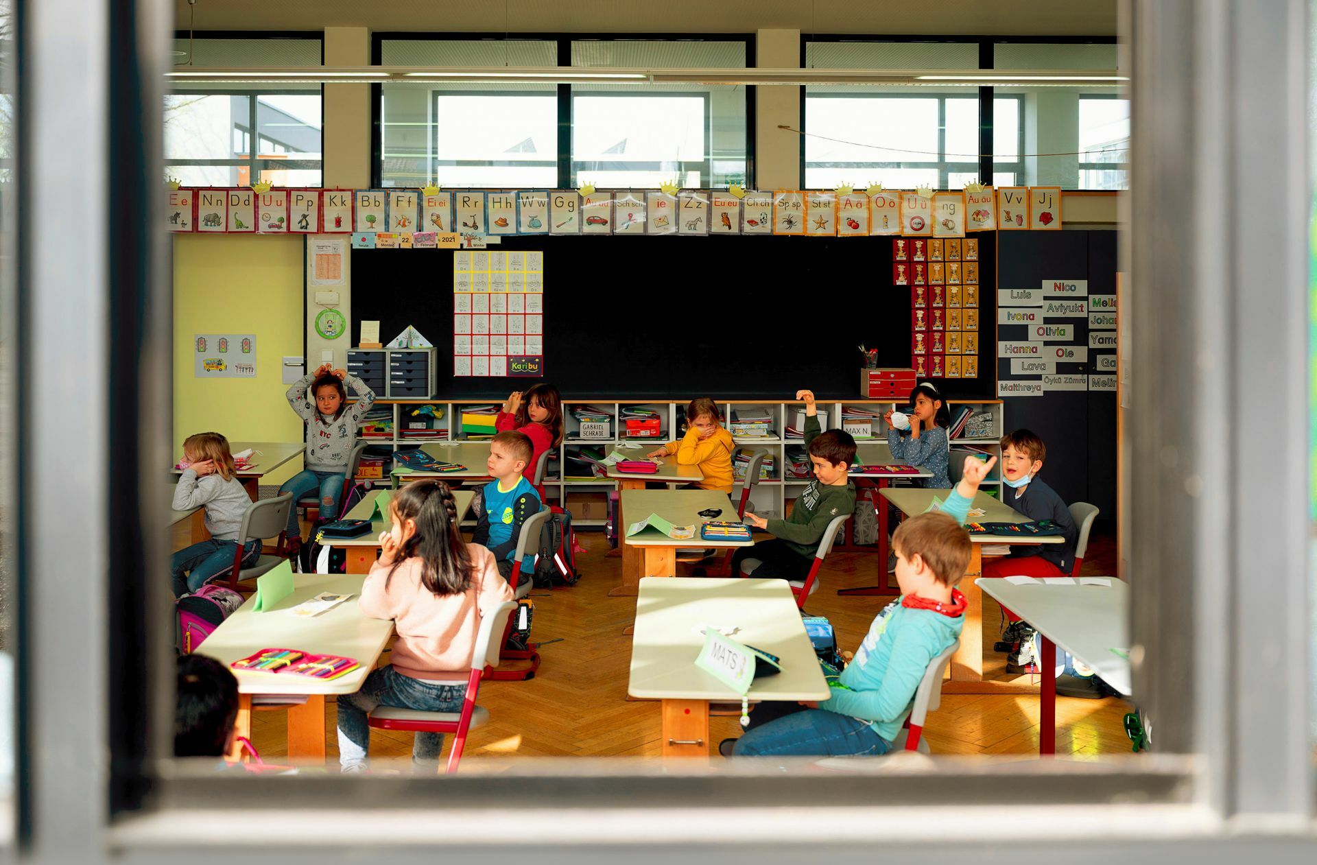 Die Schüler haben Freude an ihrer Rückkehr in die Klassenzimmer. Foto: dpa/Sebastian Gollnow