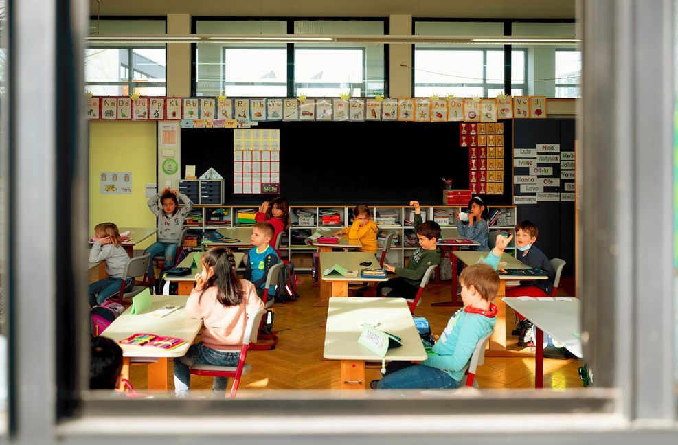 Die Schüler haben Freude an ihrer Rückkehr in die Klassenzimmer. Foto: dpa/Sebastian Gollnow