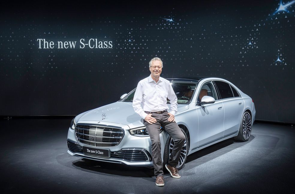 Jürgen Weissinger und die neue S-Klasse von Mercedes-Benz.  Bild: z