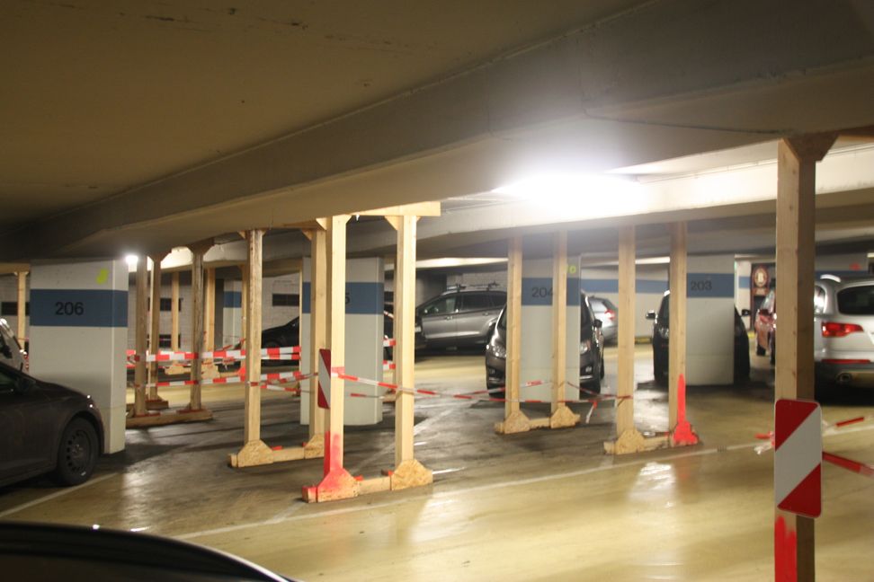 Risse, Wassereintritte, hölzerne Stützen: Seit der Eröffnung der Sindelfinger Marktplatz-Tiefgarage im Jahr 1982 macht sie immer wieder Probleme. Bild: Haar