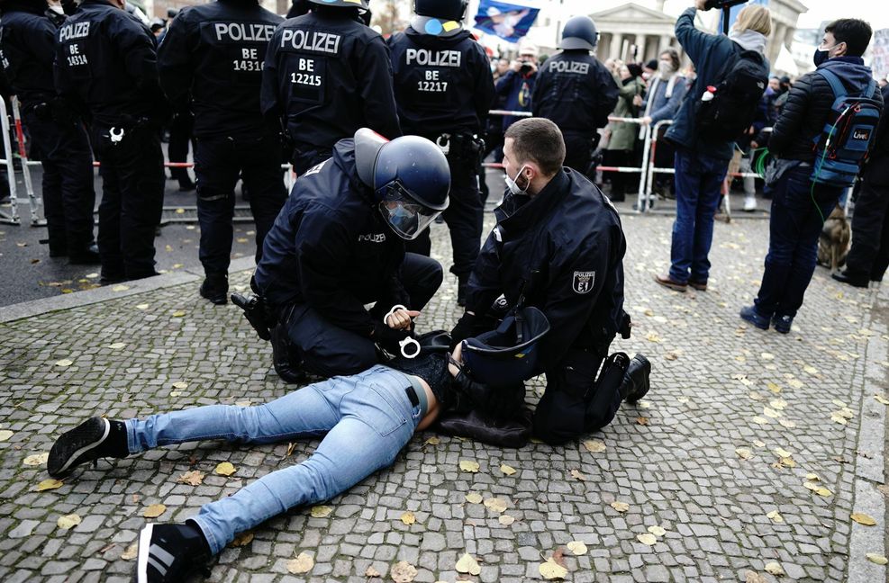 Bei den Protesten gegen die Novelle des Infektionsschutzgesetzes kam es zu Zusammenstößen. Foto: dpa