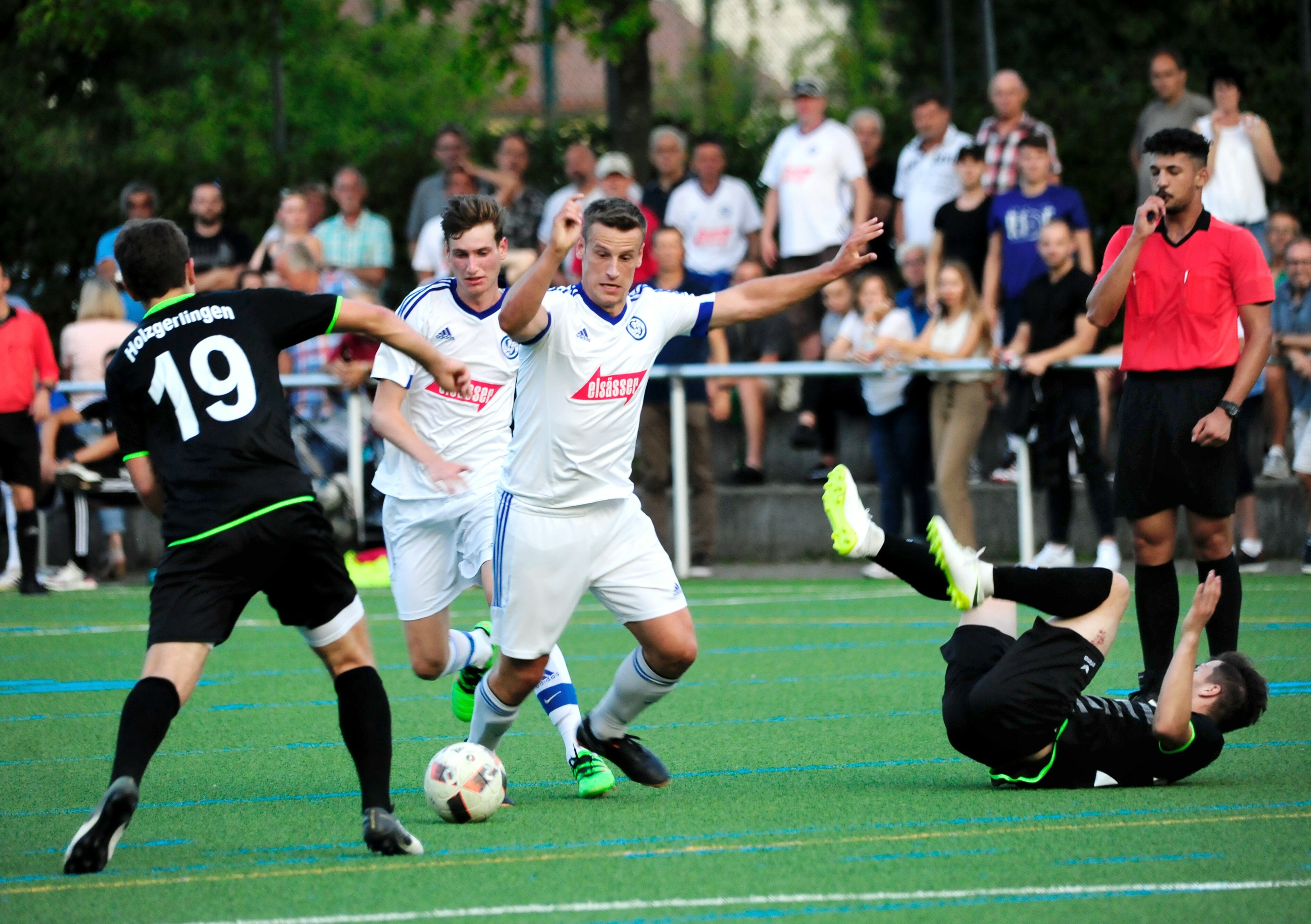28.8.19 Sindelfingen Nr.16 Oliver Glotzmann (mitte, am Ball), Nr.20 Marc Hetzel (hinten), Holzgerlingen Nr.19 Niko Klein (links), holzgerlingen Nr. 24 Genis Kastrati (rechts am Boden)
