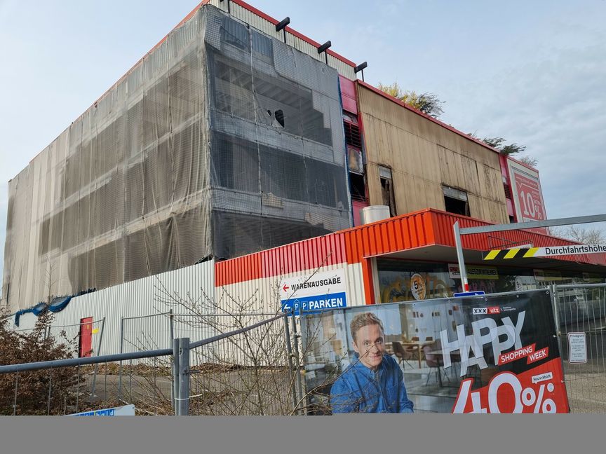 Das ehemalige Möbelhaus Unger auf der Hulb ist seit bald fünf Jahren eine Brandruine. Wann und wie der Eigentümer XXX-Lutz das Areal neu bebaut, ist nach wie vor unklar. Bild: Hamann