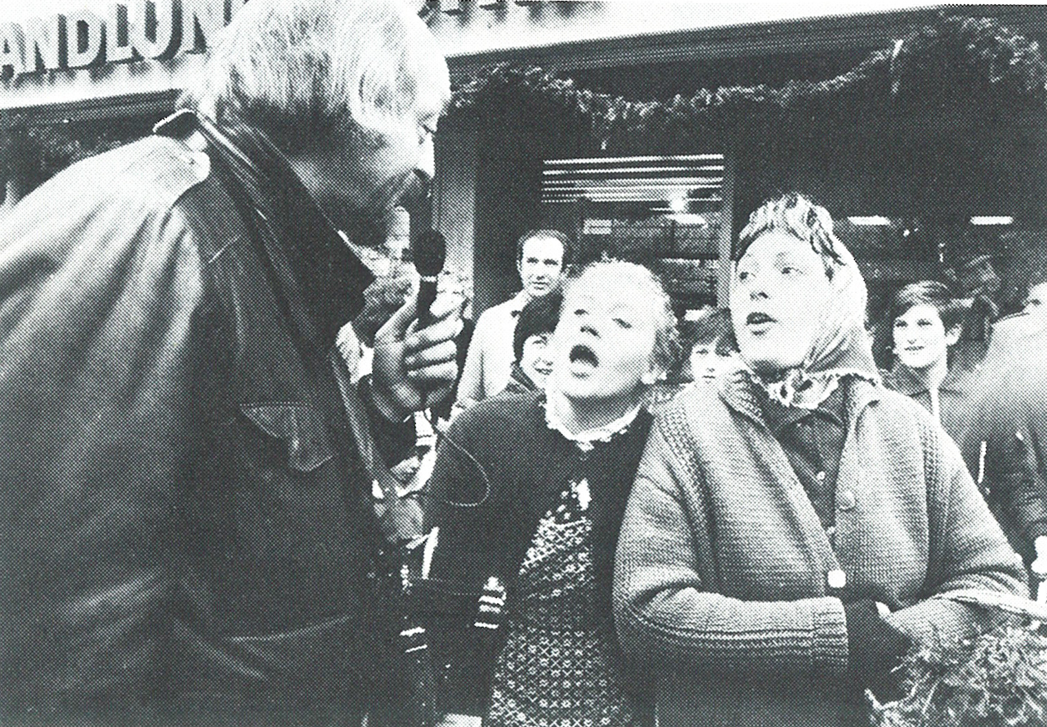 Karl Dall am 4. Dezember 1982 auf dem neuen Sindelfinger Marktplatz mit den Sindelfinger Schwätzweibern Sabine Duffner und Renate Felgner (von links). Bild: Stampe/A