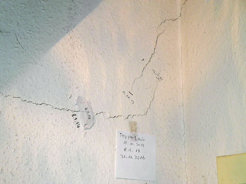 An den Wänden dokumentiert Fritz Ott die Risse im Haus in der Kniebisstraße, die durch die fehlerhaften Geothermie-Bohrungen entstanden sind.  Bild: Staber