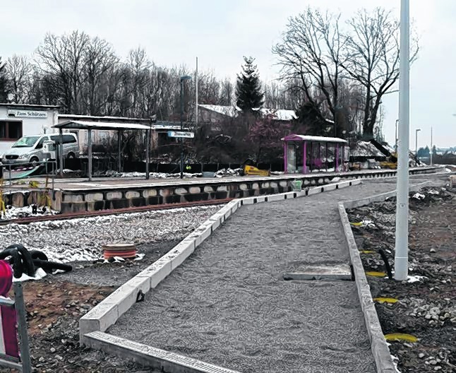 Die Arbeiten an der Schönbuchbahn-Haltestelle „Zimmerschlag“ gehen zügig voran. Der Bahnübergang ist für Autofahrer gesperrt.