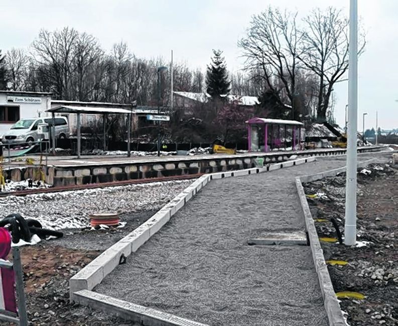 Die Arbeiten an der Schönbuchbahn-Haltestelle „Zimmerschlag“ gehen zügig voran. Der Bahnübergang ist für Autofahrer gesperrt.